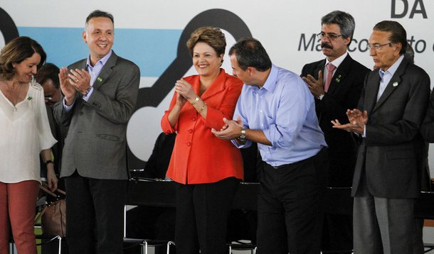 SÃO GONÇALO, RJ - 11.09.2013: DILMA/PAC/RJ - A presidente Dilma Rousseff, o governador do Rio, Sérgio Cabral, e ministros, participam da cerimônia de anúncio de investimentos para implantação 
da Linha 3 do Sistema Metropolitano do Rio de Janeiro, em São