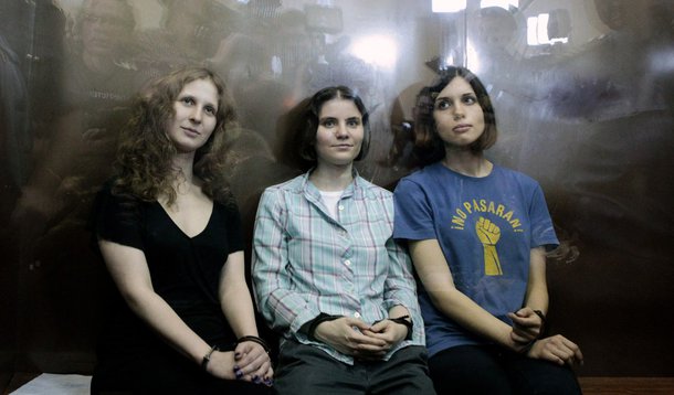 Duas integrantes da banda punk Pussy Riot fogem da Rússia