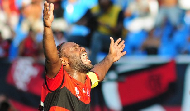 Flamengo bate São Paulo e respira na tabela