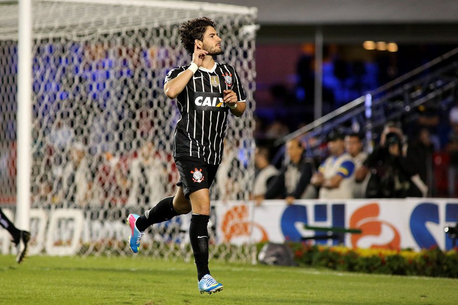 Corinthians bate São Paulo nos pênaltis e vai à final