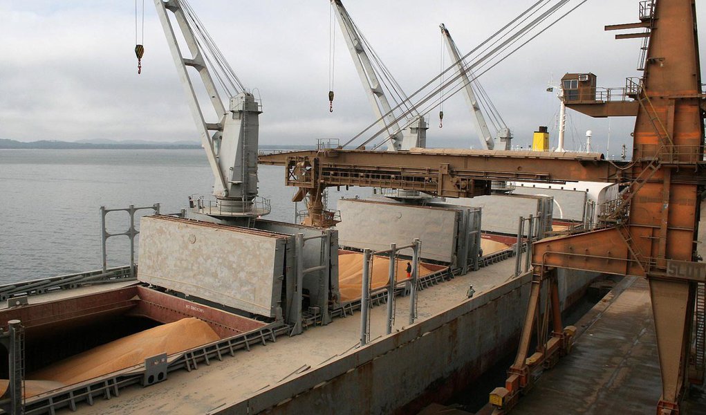 Brasil terá superávit de US$ 2 bilhões no ano