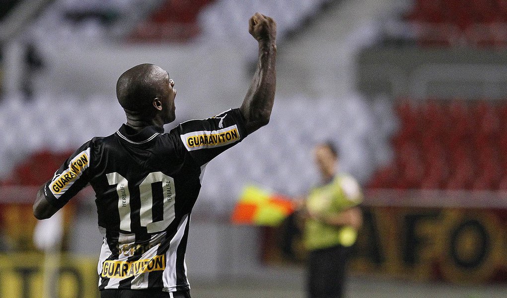 Seedorf vai tomando conta do meio campo do Botafogo