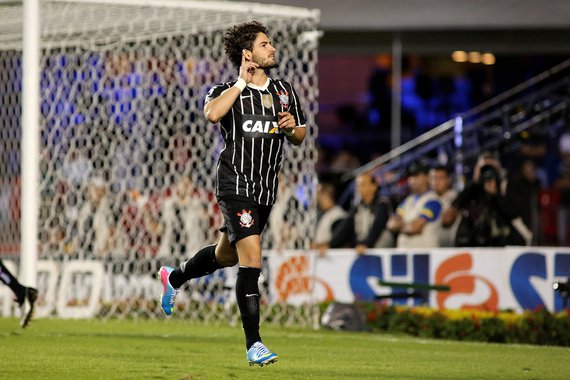 Corinthians bate São Paulo nos pênaltis e vai à final