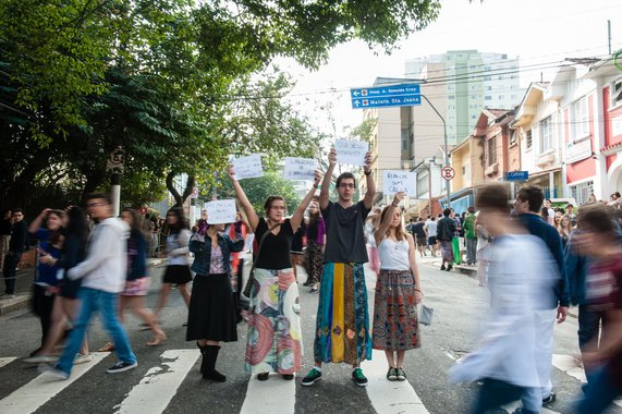 Estudantes usam saia para protestar em São Paulo
