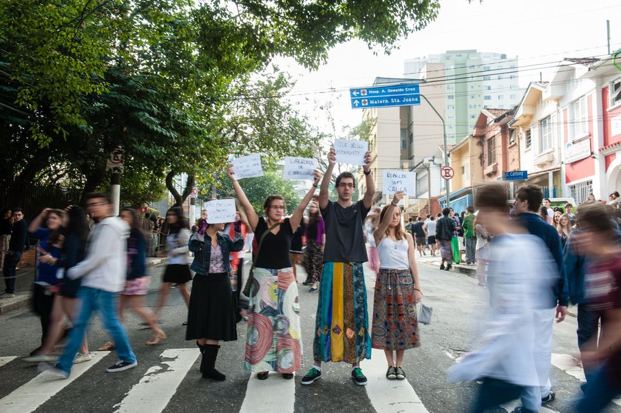 Estudantes usam saia para protestar em São Paulo