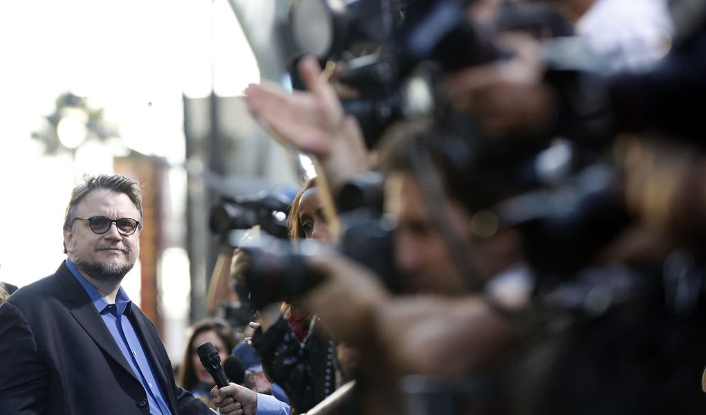 Guilherme del Toro filma batalha épica