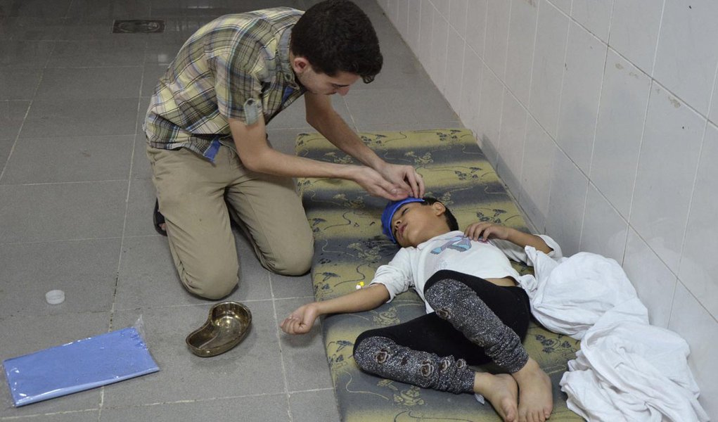A boy, affected by what activists say was a gas attack, is treated at a medical center in the Damascus suburbs of Saqba, August 21, 2013. Syria's opposition accused government forces of gassing hundreds of people on Wednesday by firing rockets that releas