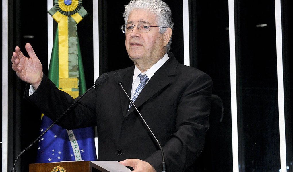 Em discurso na tribuna do Senado, senador Roberto Requião (PMDB-PR)