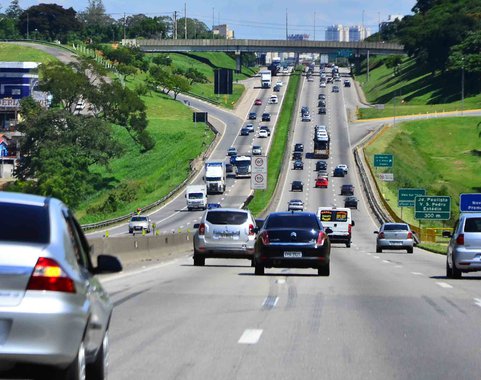 Estradas têm trânsito lento na volta para São Paulo