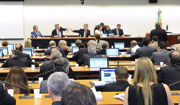 Sala de comissões do Senado durante reunião da Comissão Mista de Planos, Orçamentos Públicos e Fiscalização (CMO).

CMO retoma a discussão do projeto que desobriga o governo a realizar superávit primário em 2014 (PLN 36/2014). O relatório é do senador R