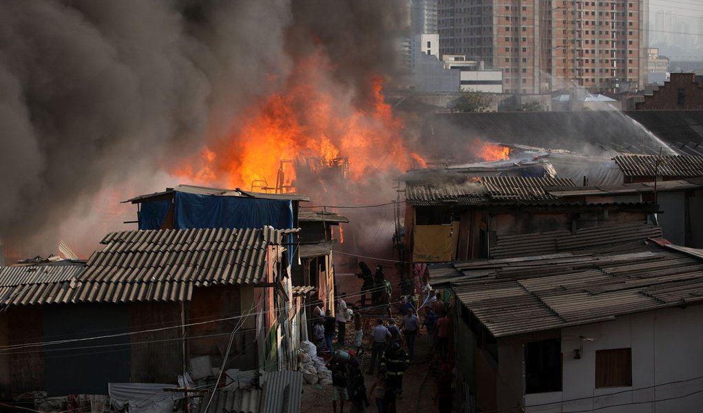 Incêndio na Favela do Moinho mata uma pessoa 