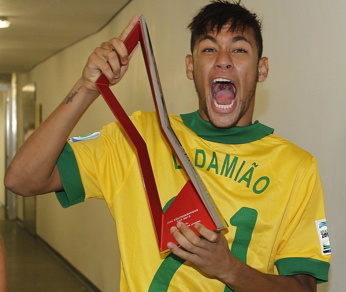 Neymar passa por cirurgia para retirar amígdala