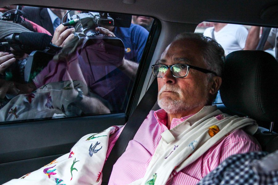 S�O PAULO,SP,15.11.2013:PRIS�O MENSAL�O/JOS� GENOINO - O ex presidente do PT, Jos� Genoino se entrega na sede da Pol�cia Federal em S�o Paulo (SP), nesta sexta-feira (15), ap�s decis�o do Supremo Tribunal Federal, depois do julgamento do Mensal�o. (Foto: 