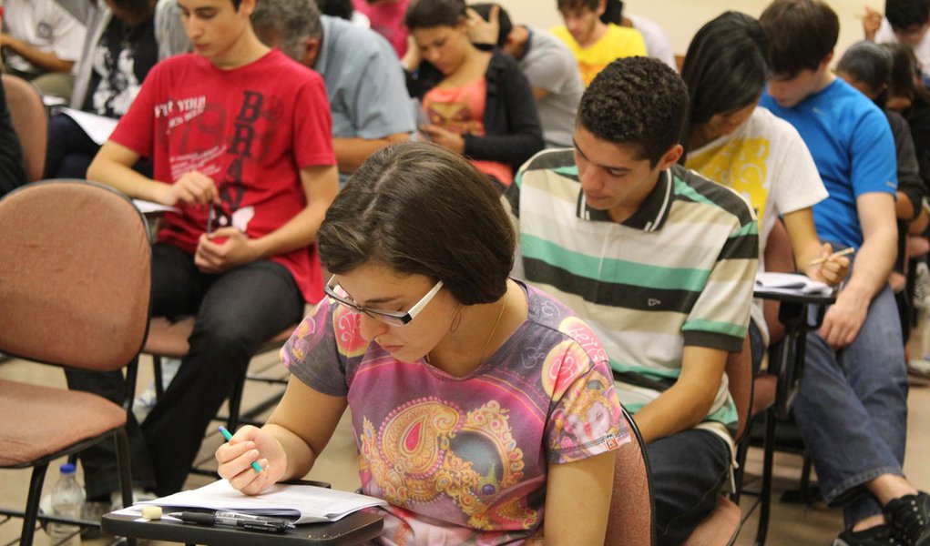 Candidatos prestam prova da Fuvest. Foto: Marcos Santos/USP Imagens