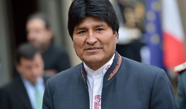 Bolivian President Evo Morales speaks to journalists on March 13, 2013 in the courtyard of the Elysee presidential palace in Paris after a meeting with his French counterpart in Paris during his two-day visit to France. 
           AFP PHOTO / BERTRAND L