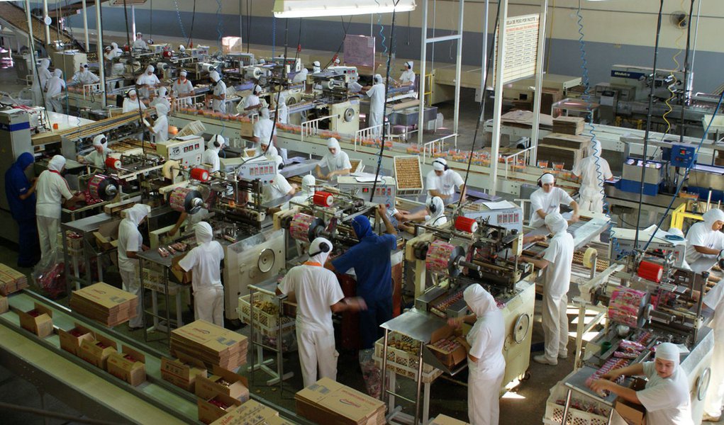 Mercado reduz previsões para PIB e eleva inflação