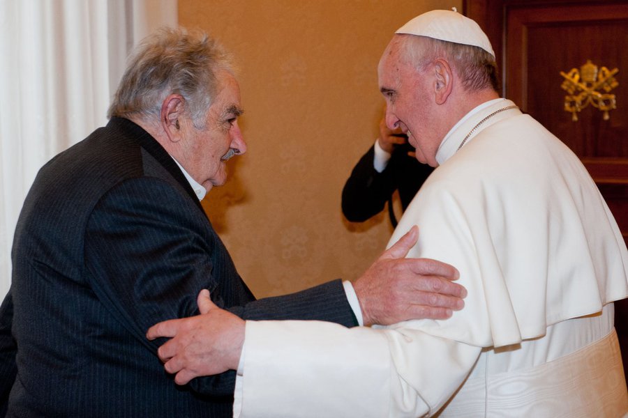 Papa recebe Mujica e elogia: "Homem sábio"