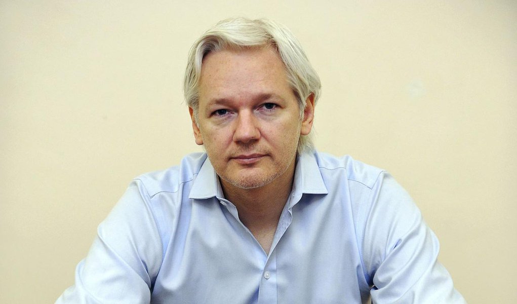 Assange diz que Snowden está são e salvo