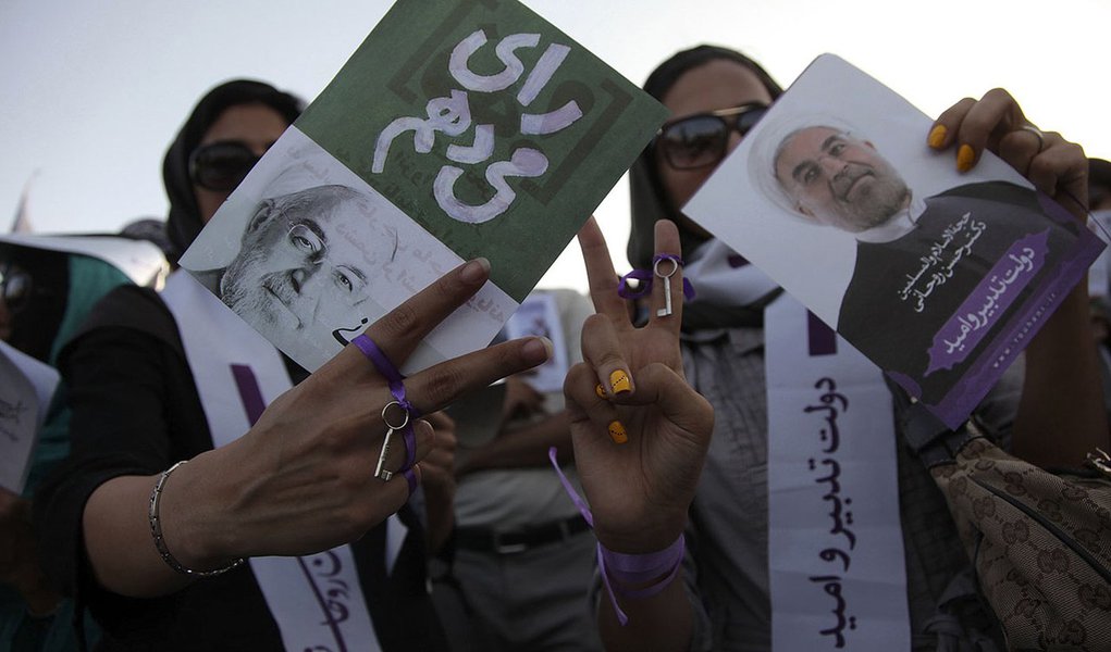 Iranianos escolhem sucessor de Ahmadinejad