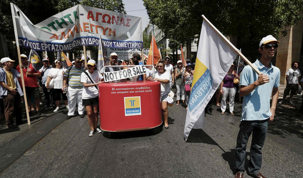 Economia grega encolheu 7,1% em 2011