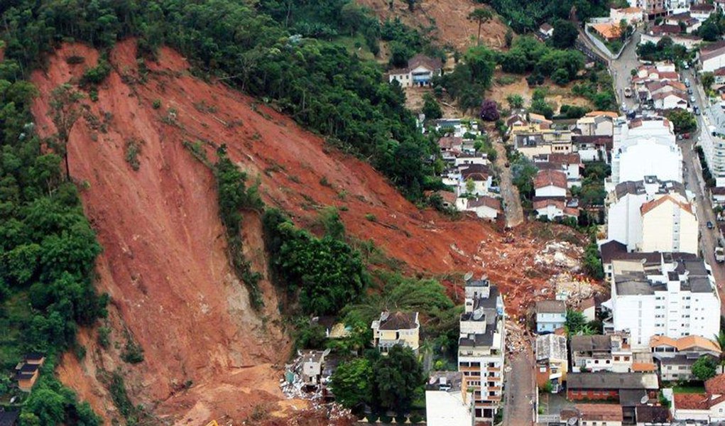 Imagem aÃ©rea mostra a encosta de uma colina, onde ocorreu um deslizamento de terra em Nova Friburgo, RJ
