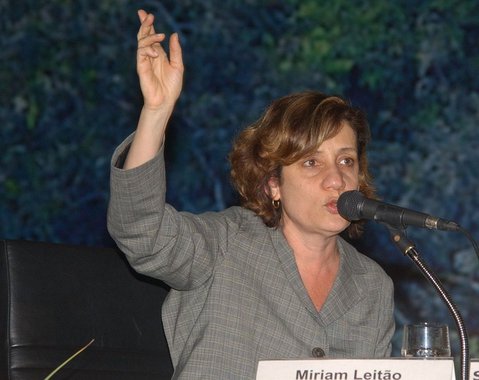 Miriam sugere à sua arrumadeira que seja contra a PEC 37