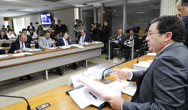 CCJ adia votação da "PEC dos Mensaleiros"