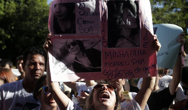 Estudantes cobram poder público por tragédia em boate
