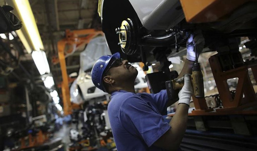 OperÃ¡rio trabalha em linha de montagem da Ford em SÃ£o Bernardo do Campo, SÃ£o Paulo.  13/08/2013. REUTERS/Nacho Doce