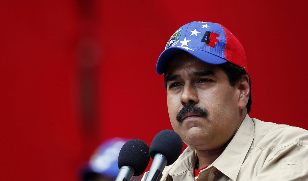 Maduro faz conferência para tentar unir o país