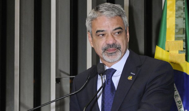 Humberto Costa fica cada vez mais isolado