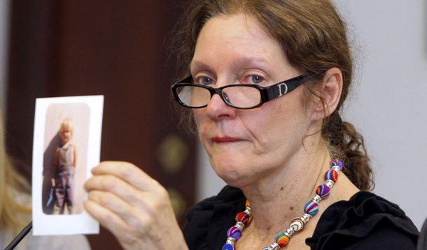 Até a mãe implora pelo asilo de Assange