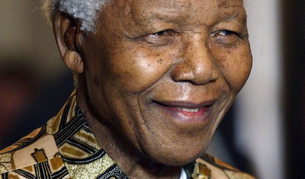 Mandela remove pedras da vesícula e se recupera bem