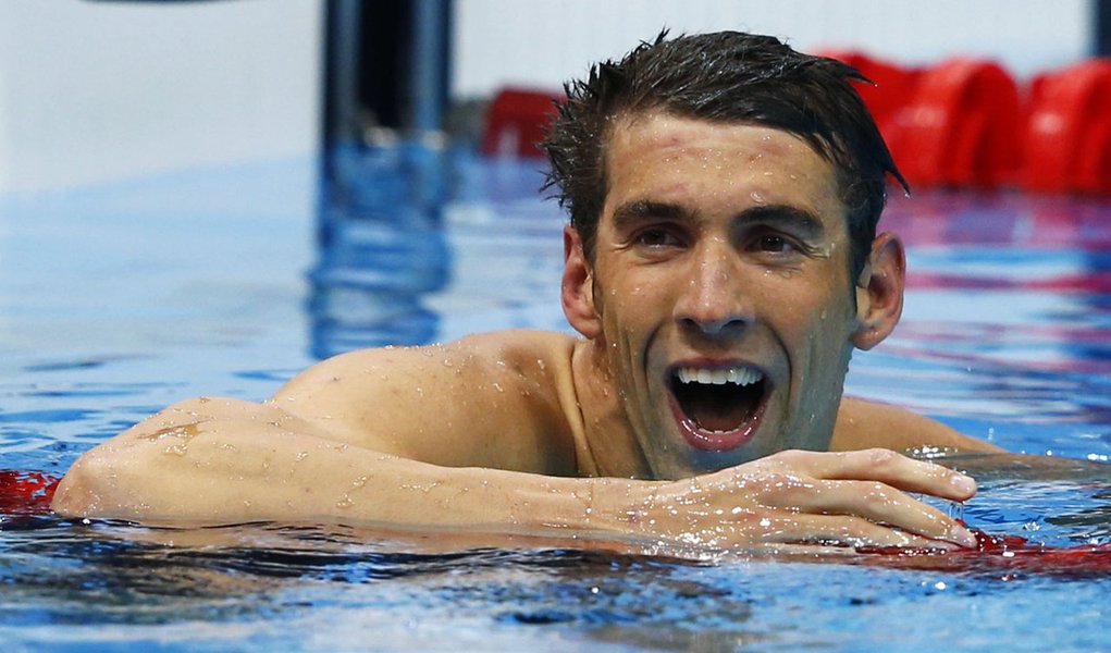 Phelps leva ouro no Twitter e no Facebook