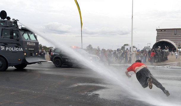 Brasília – Manifestantes que estavam concentrados na Esplanada dos Ministérios começaram a se dispersar por volta das 17h40. Durante os protestos em vários pontos da área central da cidade, houve confronto entre eles e a Polícia Militar. Nos momentos mais