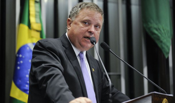 Senador Blairo Maggi (PSDB-MT) relata sua participação, juntamente com a presidente da República, Dilma Rousseff, na cerimônia de abertura da colheita da safra nacional 2013/2014, ocorrida na cidade de Lucas do Rio Verde, em Mato Grosso