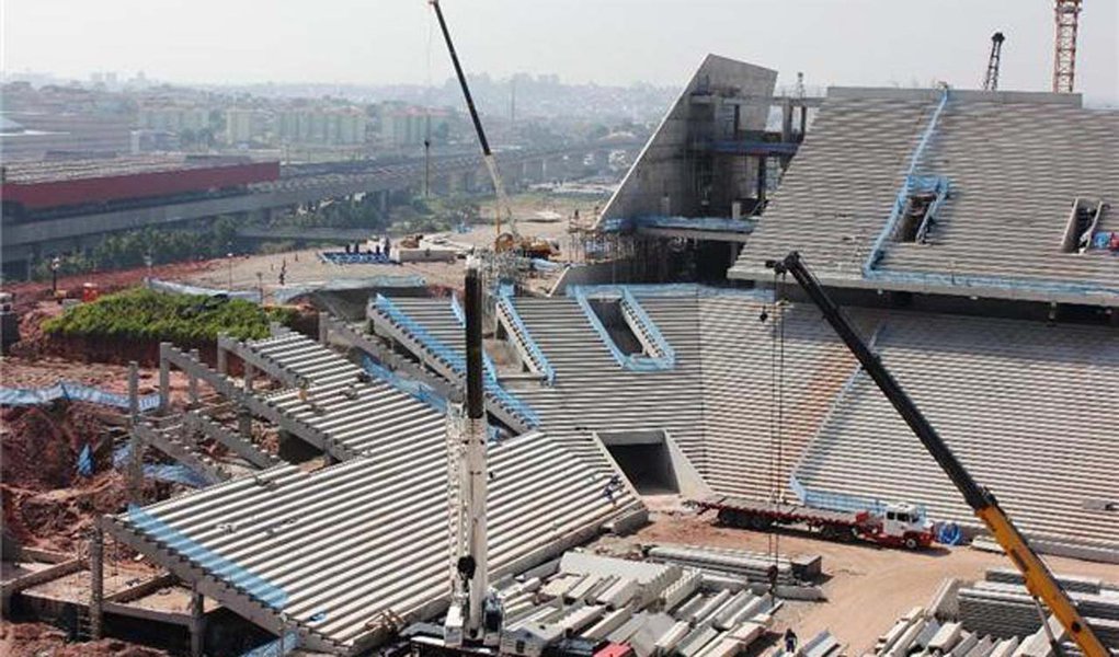 Superguindaste é montado na Arena Corinthians