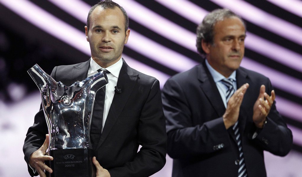 Iniesta supera Messi e Ronaldo e é eleito o melhor da Europa