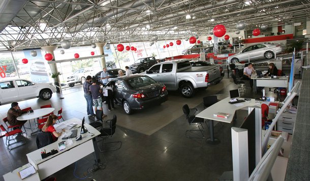 RIBEIRAO PRETO - SP, BRASIL, 02 JUNHO 2010. Clientes na loja da Toyta de Ribeirao Preto apesar de queda na venda a loja teve boas vendas no mes. ( Foto: Silva Junior/ Folha press  folha ribeirao ) 