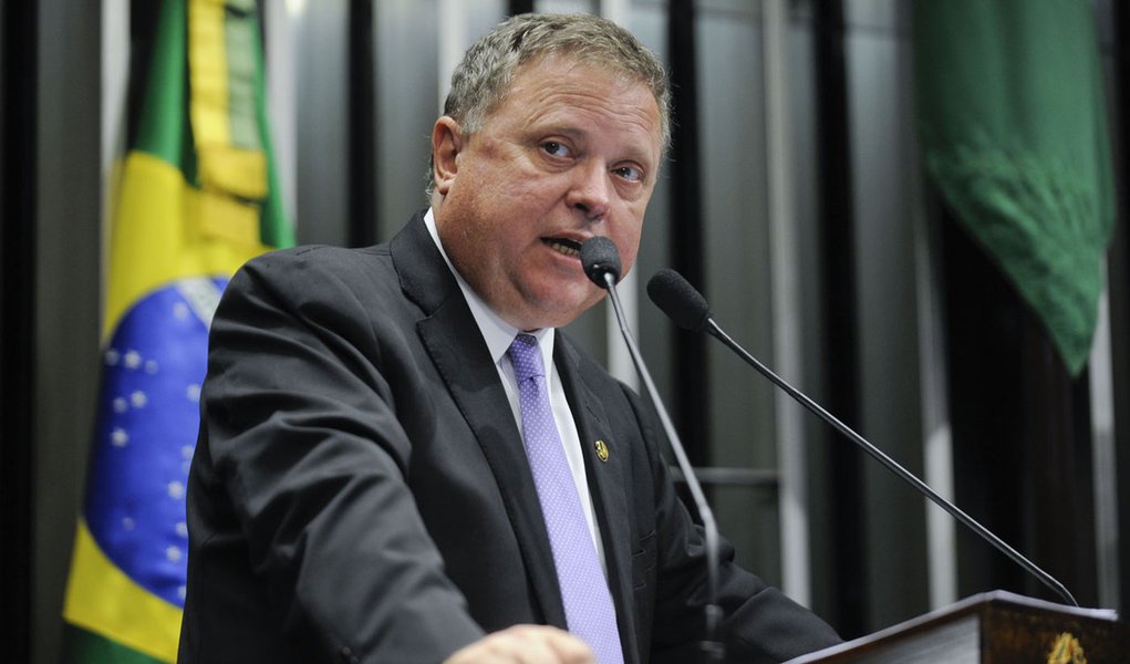 Senador Blairo Maggi (PSDB-MT) relata sua participação, juntamente com a presidente da República, Dilma Rousseff, na cerimônia de abertura da colheita da safra nacional 2013/2014, ocorrida na cidade de Lucas do Rio Verde, em Mato Grosso