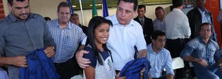 Governo entrega kits para 4,8 mil estudantes