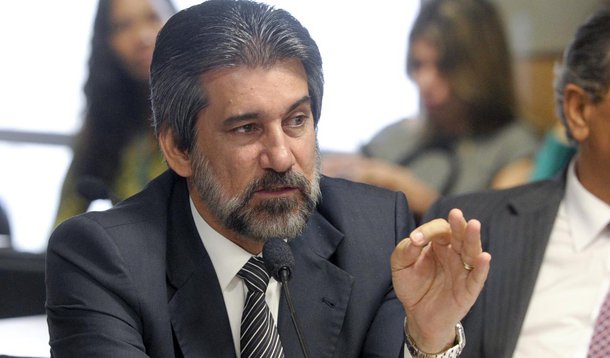 STF determina bloqueio de bens de Valdir Raupp