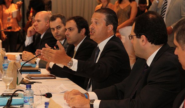 Campos volta a criticar política econômica