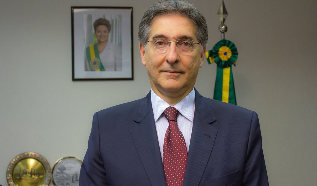 Comissão de Ética arquiva processos contra Pimentel