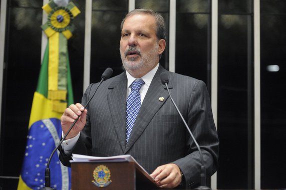 Armando defende Campos e dispara contra Dilma