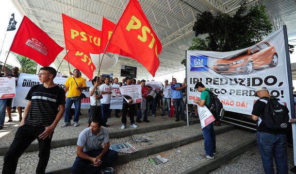 Operários da GM fazem greve relâmpago contra demissões