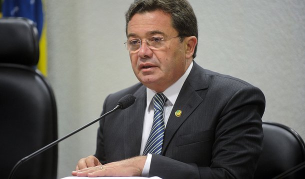 Sala de comissões do Senado durante Comissão de Constituição, Justiça e Cidadania (CCJ).

CCJ faz reunião deliberativa com dois itens de tramitação conjunta: Contrário ao PLS nº 337, de 2003, e favorável ao Projeto de Lei do Senado nº 236, de 2012, que 