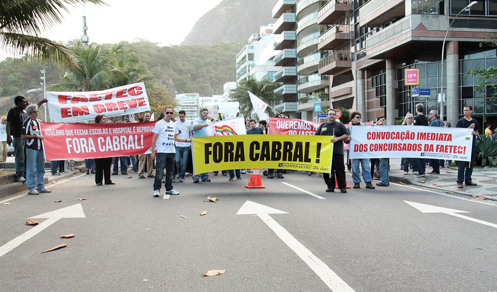 RIO DE JANEIRO, RJ - 19.08.2013: PROTESTO/PROFESSORES/RJ - Professores durante protesto na esquina da rua onde fica a casa do governador Sérgio Cabral, no Leblon, na zona sul do Rio, nesta segunda-feira (19). A avenida Delfim Moreira foi interditada pelo 