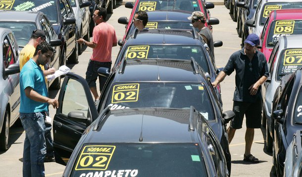 Brasil, São Paulo, SP. 07/12/2008. Populares no Mega Feirão de venda de veículos Fiat, realizado no estacionamento do Ceagesp. O estoque das montadoras aumentou consideravelmente após o início da crise mundial, no segundo semestre de 2008. O governo brasi