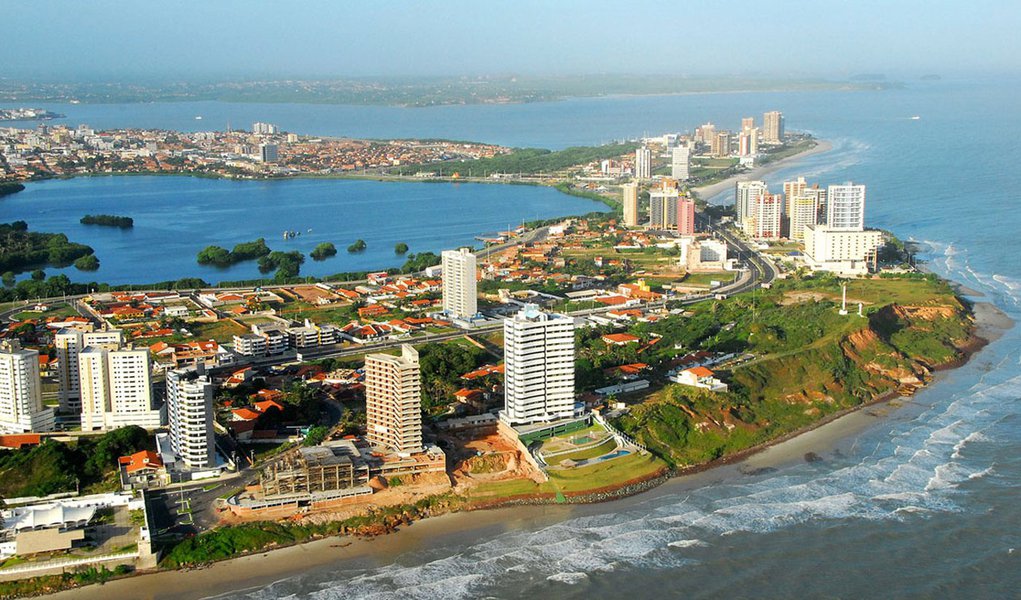 A praia da Areia está localizada a 4 Km do centro de São Luís. Por ser perto do centro e ter um fácil acesso recebe vários visitantes. Encontra-se por lá o Iate Clube e o Forte de Santo Antônio. Nos final de semanas funcionam muitos clubes de Reggae. Poss